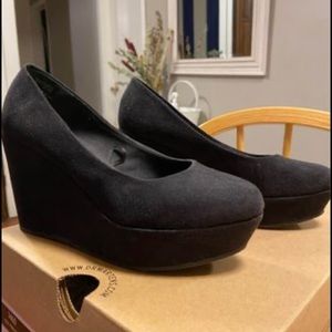 H&M Size 6 black faux suede wedges